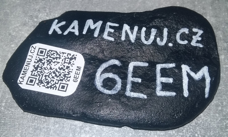 Malovaný putovní kamínek s QR kódem